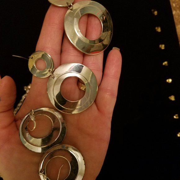 Silver tone necklace with 2 pairs of earing set - Picture 6 of 8